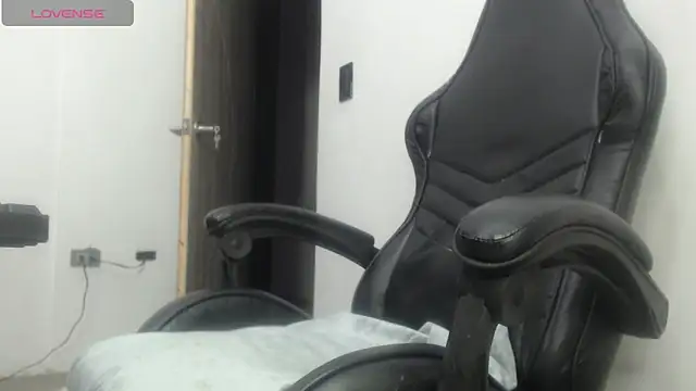 Snapshot of KittyKardy chatting on December 6, 9:57 pm KittyKardy online show from December 6, 9:57 pm