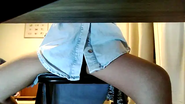 Snapshot of petite-Alondra chatting on February 1, 7:01 pm petite-Alondra online show from February 1, 7:01 pm