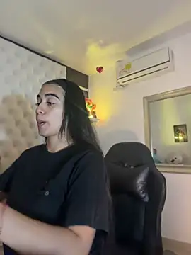 Snapshot of ZarahEvans chatting on August 6, 8:33 pm ZarahEvans online show from August 6, 8:33 pm