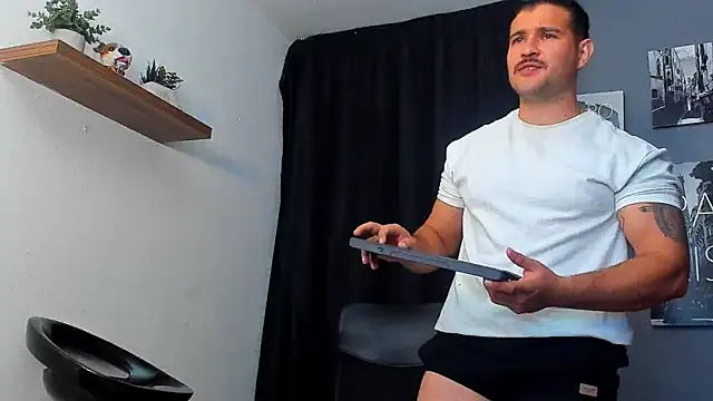 Snapshot of AndrewDiaz chatting on July 22, 8:17 am AndrewDiaz online show from July 22, 8:17 am