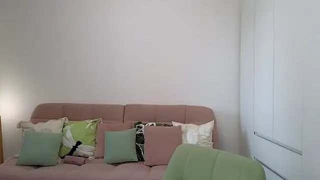 Snapshot of AliciaNewell chatting on October 19, 10:27 am AliciaNewell online show from October 19, 10:27 am