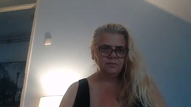 Snapshot of hotladymoon chatting on July 26, 8:54 am hotladymoon online show from July 26, 8:54 am