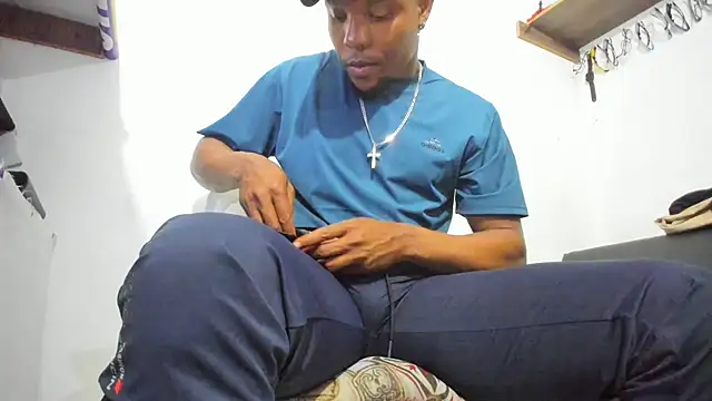 hugo3918  online show from September 28, 2:06 am