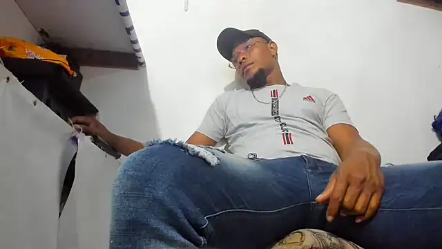 hugo3918  online show from November 22, 1:04 am