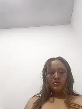 Snapshot of lucyy06 chatting on May 28, 4:21 am lucyy06 online show from May 28, 4:21 am
