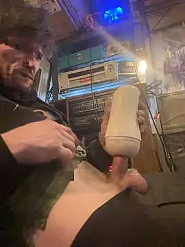 Snapshot of Followthepiper chatting on January 19, 11:00 pm Followthepiper online show from January 19, 11:00 pm