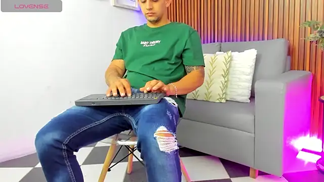 Snapshot of Alex_cute77 chatting on May 13, 11:40 am Alex cute77 online show from May 13, 11:40 am