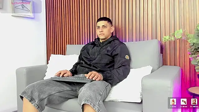 Snapshot of Alex_cute77 chatting on May 19, 12:11 pm Alex cute77 online show from May 19, 12:11 pm