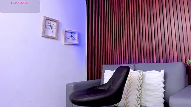 Snapshot of Alex_cute77 chatting on May 20, 12:11 pm Alex cute77 online show from May 20, 12:11 pm