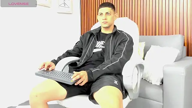 Snapshot of Alex_cute77 chatting on May 23, 12:20 pm Alex cute77 online show from May 23, 12:20 pm