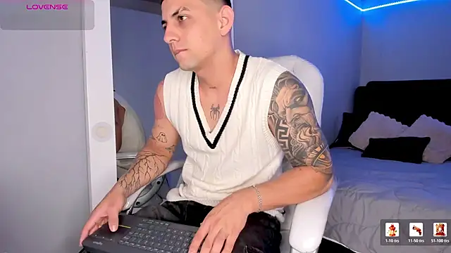 Snapshot of Alex_cute77 chatting on June 20, 12:08 pm Alex cute77 online show from June 20, 12:08 pm
