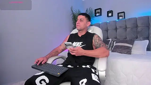 Snapshot of Alex_cute77 chatting on July 20, 1:02 pm Alex cute77 online show from July 20, 1:02 pm