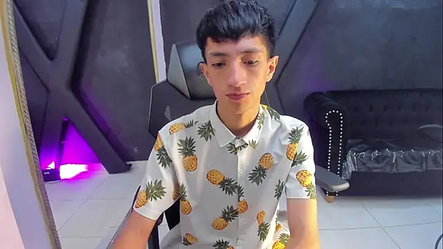 DereckCooperr online show from November 11, 10:43 pm