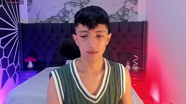 Snapshot of DereckCooperr chatting on June 20, 9:17 pm DereckCooperr online show from June 20, 9:17 pm