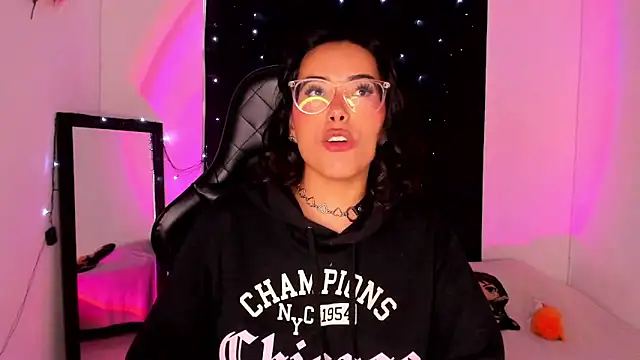 willow poisson online show from January 8, 8:07 pm