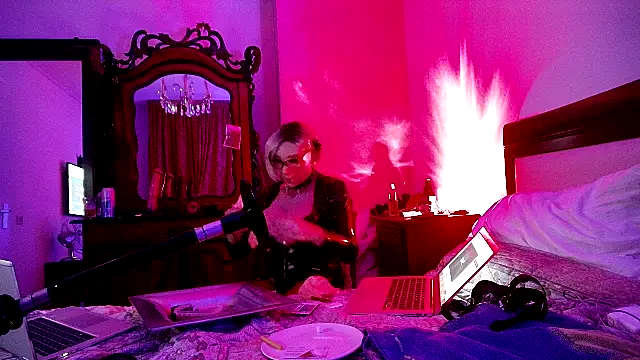 Snapshot of CharlotteVixxens chatting on October 2, 11:56 pm CharlotteVixxens online show from October 2, 11:56 pm