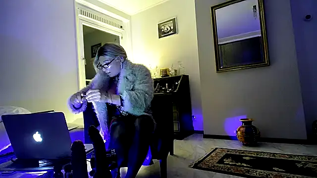 Snapshot of CharlotteVixxens chatting on December 2, 11:00 pm CharlotteVixxens online show from December 2, 11:00 pm