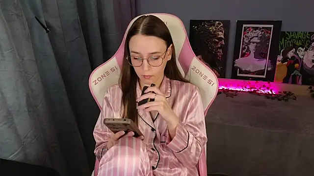 Snapshot of Sweet_frosti chatting on May 4, 3:57 am Sweet frosti online show from May 4, 3:57 am