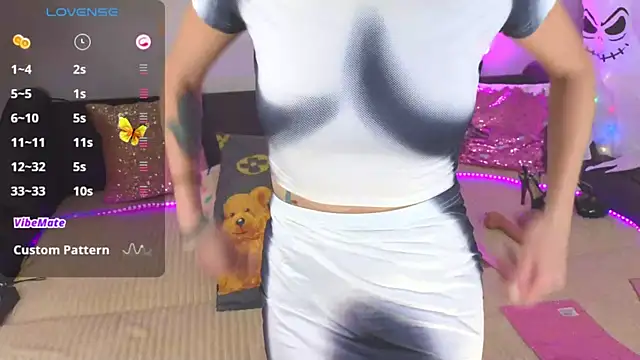 Snapshot of AlexaStoun chatting on October 26, 2:23 pm AlexaStoun online show from October 26, 2:23 pm