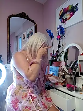 Snapshot of Lia_Roxx chatting on February 13, 4:17 pm Lia Roxx online show from February 13, 4:17 pm