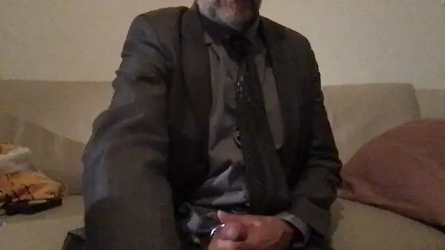 Snapshot of artXhibitor chatting on December 2, 9:06 pm artXhibitor online show from December 2, 9:06 pm