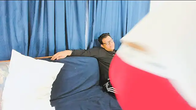 Snapshot of _Araboys_ chatting on November 23, 3:39 am Araboys online show from November 23, 3:39 am