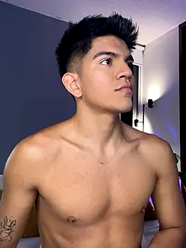 Snapshot of santiago_01 chatting on December 21, 1:02 am santiago 01 online show from December 21, 1:02 am