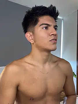 Snapshot of santiago_01 chatting on January 6, 7:06 pm santiago 01 online show from January 6, 7:06 pm