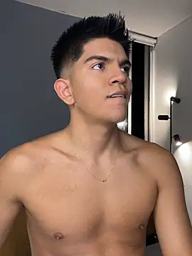 Snapshot of santiago_01 chatting on February 21, 1:06 am santiago 01 online show from February 21, 1:06 am