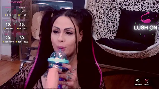 Snapshot of DeniSalome chatting on February 4, 10:00 am DeniSalome online show from February 4, 10:00 am