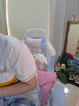 Snapshot of NaomiShimizu chatting on June 1, 8:32 pm NaomiShimizu online show from June 1, 8:32 pm