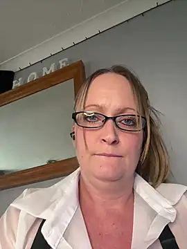 HoneyBluex online show from February 26, 1:10 pm