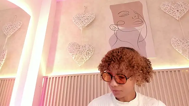 Snapshot of daiana_curly chatting on June 24, 7:13 pm daiana curly online show from June 24, 7:13 pm