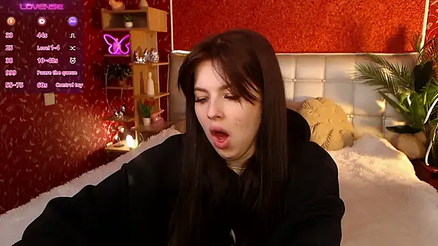 JulieHeets online show from March 21, 9:23 am