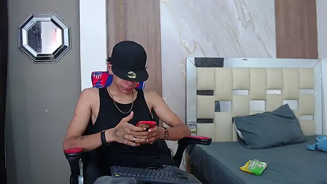 Snapshot of Harry_jhonsson chatting on May 17, 10:06 pm Harry jhonsson online show from May 17, 10:06 pm