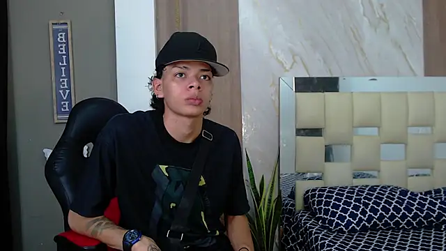 Snapshot of Harry_jhonsson chatting on August 4, 7:49 pm Harry jhonsson online show from August 4, 7:49 pm