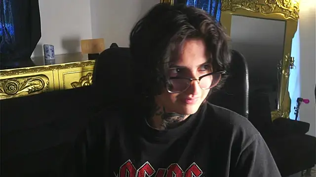 Snapshot of dantecoppolaa_ chatting on January 6, 7:35 pm dantecoppolaa online show from January 6, 7:35 pm