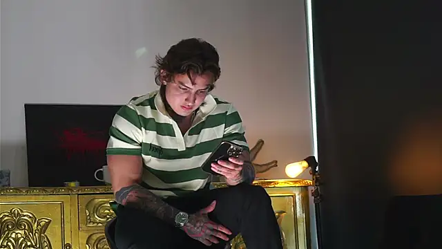 Snapshot of dantecoppolaa_ chatting on September 28, 8:25 pm dantecoppolaa online show from September 28, 8:25 pm