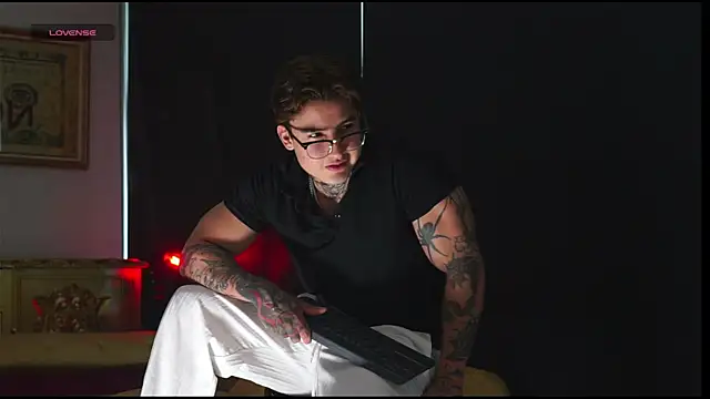 Snapshot of dantecoppolaa_ chatting on November 8, 8:07 pm dantecoppolaa online show from November 8, 8:07 pm