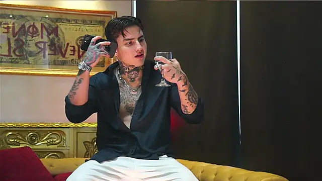 Snapshot of dantecoppolaa_ chatting on July 10, 9:39 pm dantecoppolaa online show from July 10, 9:39 pm