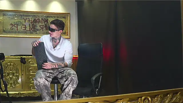 Snapshot of dantecoppolaa_ chatting on August 1, 11:25 pm dantecoppolaa online show from August 1, 11:25 pm