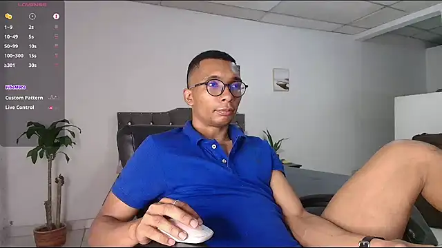 Snapshot of Aaronblack1_ chatting on June 19, 12:48 am Aaronblack1 online show from June 19, 12:48 am