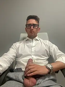Snapshot of masterboss_ chatting on August 4, 11:46 am masterboss online show from August 4, 11:46 am
