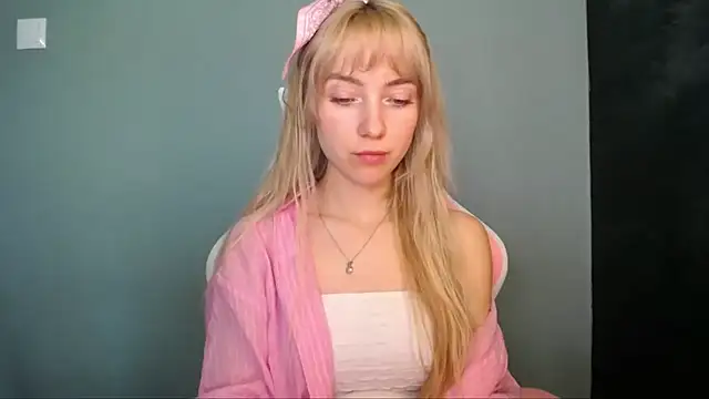 LuciaYoung online show from April 25, 12:08 pm