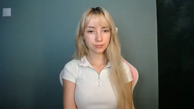 Snapshot of LuciaYoung chatting on June 10, 6:34 am LuciaYoung online show from June 10, 6:34 am