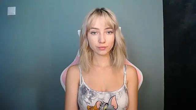 Snapshot of LuciaYoung chatting on June 20, 12:19 pm LuciaYoung online show from June 20, 12:19 pm