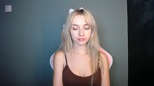 Snapshot of LuciaYoung chatting on June 21, 6:43 pm LuciaYoung online show from June 21, 6:43 pm