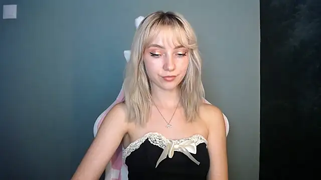 Snapshot of LuciaYoung chatting on July 6, 3:03 pm LuciaYoung online show from July 6, 3:03 pm
