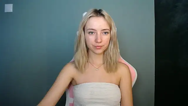 Snapshot of LuciaYoung chatting on July 7, 6:38 am LuciaYoung online show from July 7, 6:38 am