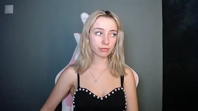 Snapshot of LuciaYoung chatting on July 7, 7:29 pm LuciaYoung online show from July 7, 7:29 pm